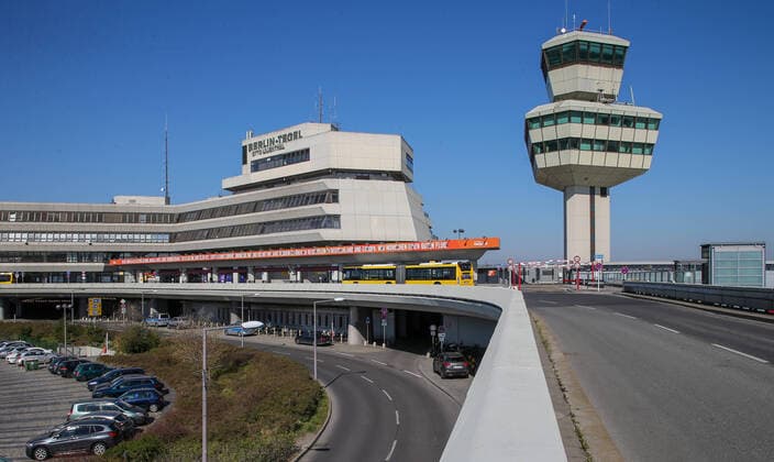 Coronavirus in Berlin Berlin, 06.04.2020, Flughafen Tegel. Wegen der Massnahmen zur Eindaemmung des Coronavirus sind ungewoehnlich wenig Autos auf der Zufahrt zum Flughafen unterwegs. Berlin Berlin Deutschland Flughafen Tegel