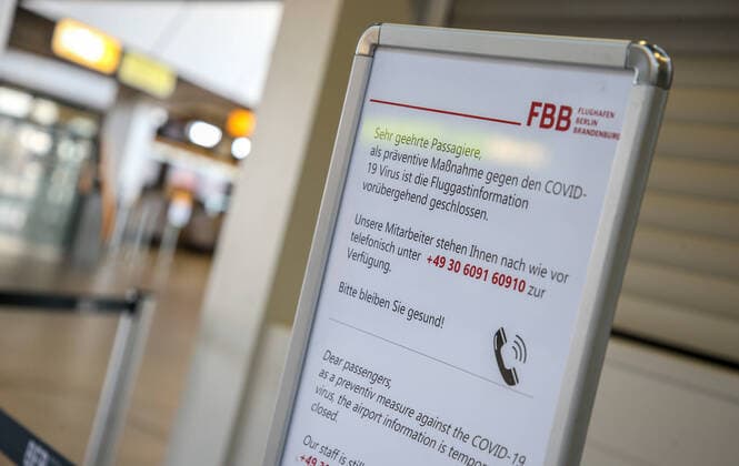 Coronavirus in Berlin Berlin, 06.04.2020, Flughafen Tegel. Schild vor Fluggastinformation zeigt: Sehr geehrte Passagiere, als praeventive Massnahme gegen den COVID-19 Virus ist die Fluggastinformation voruebergehend geschlossen. Berlin Berlin Deutschland Flughafen Tegel