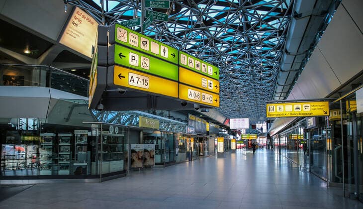 Coronavirus in Berlin Berlin, 06.04.2020, Flughafen Tegel. Wegen der Massnahmen zur Eindaemmung des Coronavirus sind keine Menschen in der Halle zum Terminal A unterwegs. Geschaefte sind geschlossen. Berlin Berlin Deutschland Flughafen Tegel