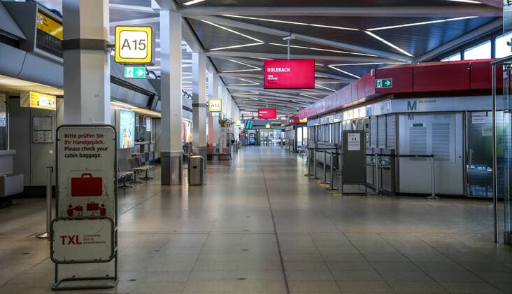 Coronavirus in Berlin Berlin, 06.04.2020, Flughafen Tegel. Wegen der Massnahmen zur Eindaemmung des Coronavirus sind keine Menschen im Terminal A unterwegs. Berlin Berlin Deutschland Flughafen Tegel