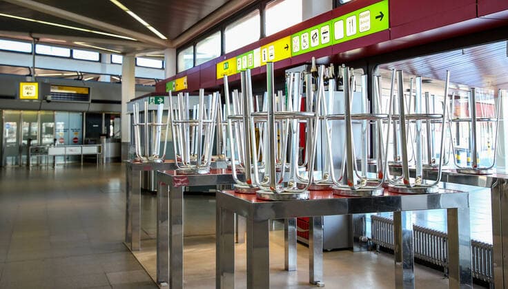 Coronavirus in Berlin Berlin, 06.04.2020, Flughafen Tegel. Wegen der Massnahmen zur Eindaemmung des Coronavirus bleiben die eigentlich stets gut besuchten Barhocker im Wartebereich des Terminals A ungenutzt. Berlin Berlin Deutschland Flughafen Tegel