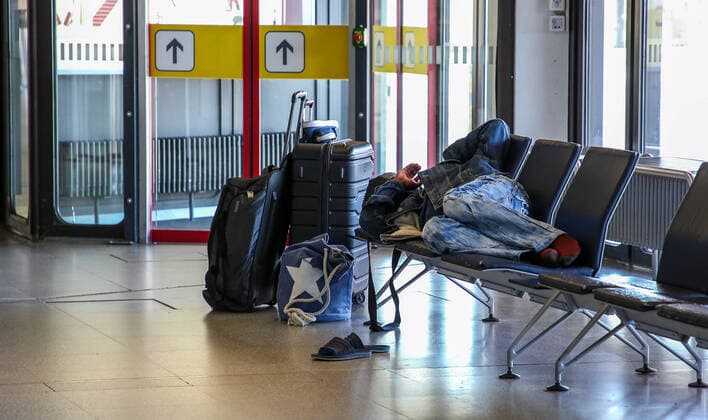 Coronavirus in Berlin Berlin, 06.04.2020, Flughafen Tegel. Wegen der Massnahmen zur Eindaemmung des Coronavirus bleiben die eigentlich stets ueberfuellten Sitzbaenke im Wartebereich des Terminals A ungewoehnlich verlassen. Ein Mann schlaeft neben seinen Koffern. Berlin Berlin Deutschland Flughafen Tegel