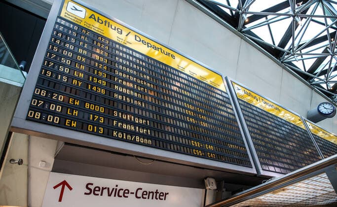 Coronavirus in Berlin Berlin, 06.04.2020, Flughafen Tegel. Abflug Departure. Wegen der Massnahmen zur Eindaemmung des Coronavirus sind viele Fluege gestrichen. Die Abfertigung der wenigen Passagiere erfolgt in TXL am Terminal C. Berlin Berlin Deutschland Flughafen Tegel