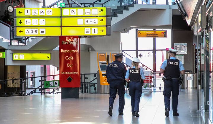 Coronavirus in Berlin Berlin, 06.04.2020, Flughafen Tegel. Wegen der Massnahmen zur Eindaemmung des Coronavirus sind keine Fluggaeste in der Halle zum Terminal A unterwegs. Polizisten kontrollieren die Gaenge. Berlin Berlin Deutschland Flughafen Tegel