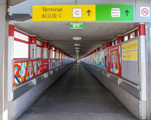 Coronavirus in Berlin Berlin, 06.04.2020, Flughafen Tegel. Wegen der Massnahmen zur Eindaemmung des Coronavirus sind keine Fluggaeste unterwegs. Der eigentlich stets gut besuchte Uebergang zum Terminal C ist verlassen. Berlin Berlin Deutschland Flughafen Tegel