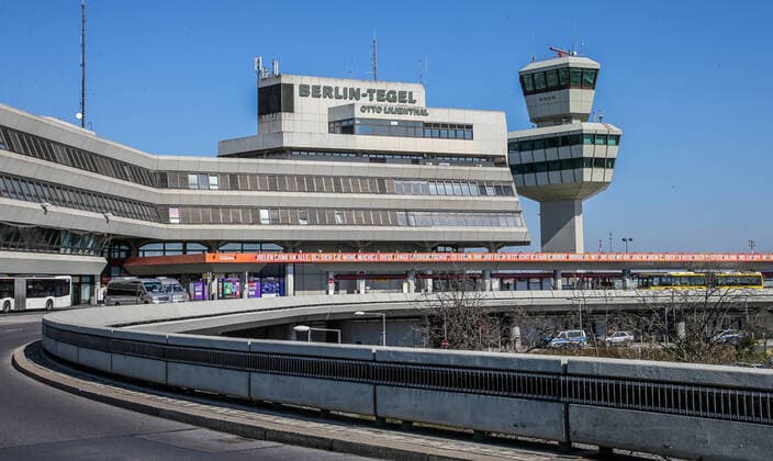 Coronavirus in Berlin Berlin, 06.04.2020, Flughafen Tegel. Wegen der Massnahmen zur Eindaemmung des Coronavirus sind ungewoehnlich wenig Autos auf der Zufahrt zum Flughafen unterwegs. Berlin Berlin Deutschland Flughafen Tegel