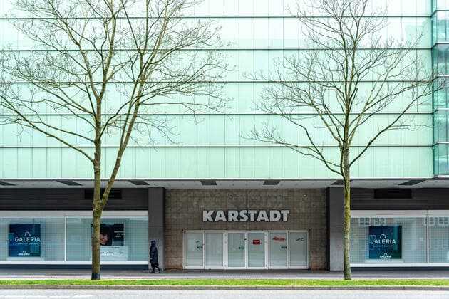Kiel. Wo sonst tausende Kunden den Sophienhof und Karstadt bevölkern ist momentan wegen der Corona-Epidemie eine Zwangsschließung der meisten dort angesiedelten angeordnet worden. Kiel Vorstadt Schleswig-Holstein Deutschland