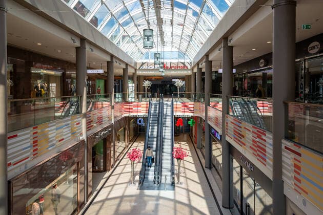 Kiel. Wo sonst tausende Kunden den Sophienhof und Karstadt bevölkern ist momentan wegen der Corona-Epidemie eine Zwangsschließung der meisten dort angesiedelten angeordnet worden. Kiel Vorstadt Schleswig-Holstein Deutschland