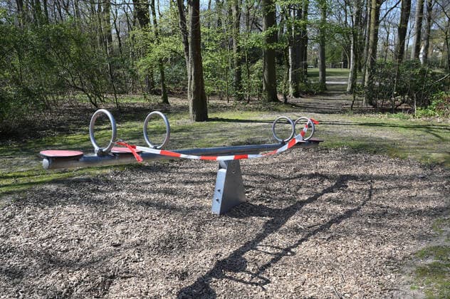06.04.2020, , Wegen der Corona Epidemie abgesperrter Kinderspielplatz in Recklinghausen, gesperrte Wippe Recklinghausen Nordrhein Westfalen Deutschland