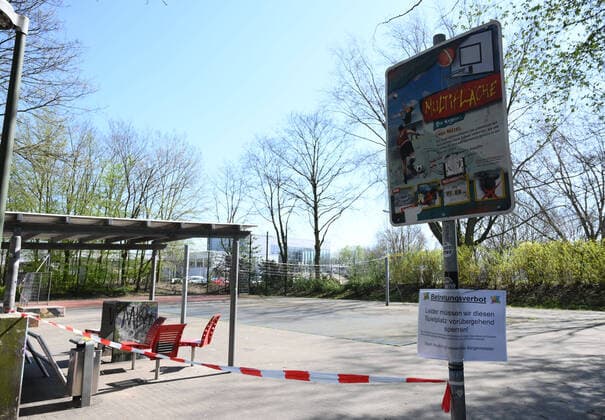 06.04.2020, , Wegen der Corona Epidemie abgesperrte Multiflaeche fuer Basketball, Fussball, Handball in Recklinghausen Recklinghausen Nordrhein Westfalen Deutschland