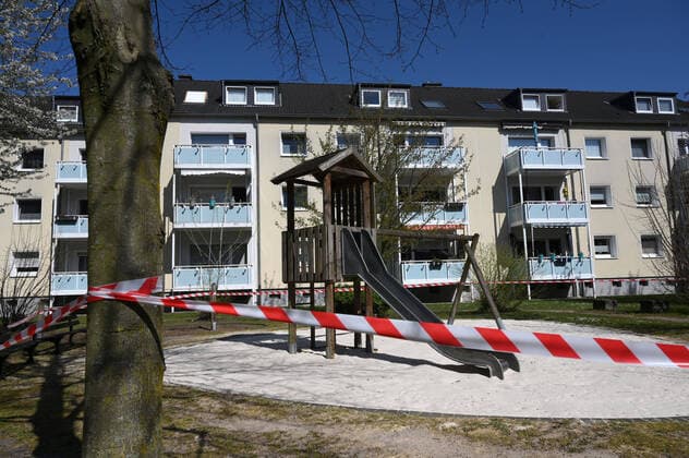 06.04.2020, , Wegen der Corona Epidemie abgesperrter Kinderspielplatz in einem Wohngebiet in Recklinghausen Recklinghausen Nordrhein Westfalen Deutschland