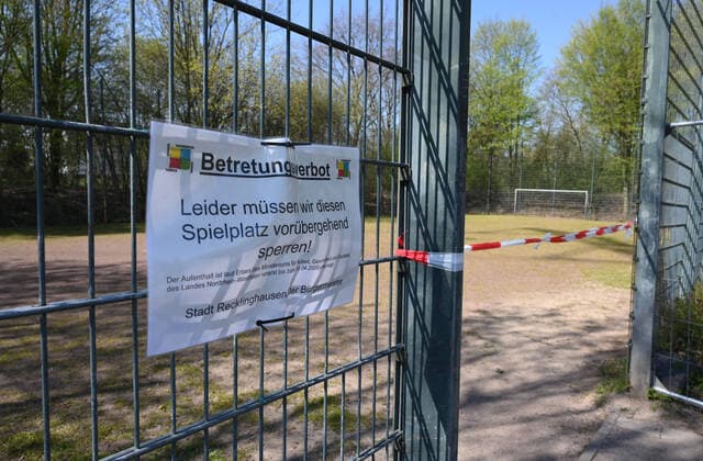06.04.2020, , Wegen der Corona Epidemie abgesperrter Bolzplatz in Recklinghausen Recklinghausen Nordrhein Westfalen Deutschland