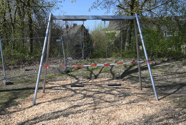06.04.2020, , Wegen der Corona Epidemie abgesperrter Kinderspielplatz in Recklinghausen, gesperrte Schaukel Recklinghausen Nordrhein Westfalen Deutschland
