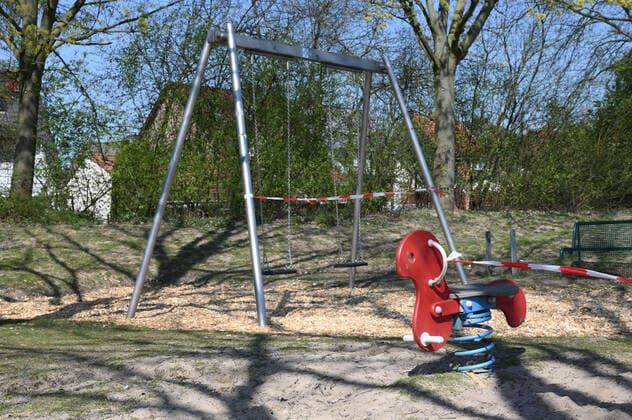 06.04.2020, , Wegen der Corona Epidemie abgesperrter Kinderspielplatz in Recklinghausen, gesperrte Schaukel Recklinghausen Nordrhein Westfalen Deutschland