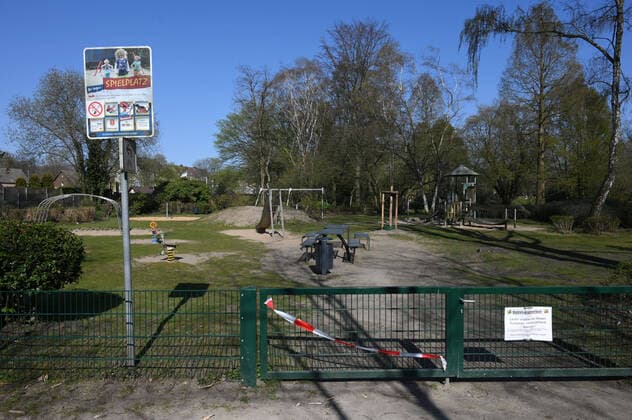 06.04.2020, , Wegen der Corona Epidemie abgesperrter Kinderspielplatz in Recklinghausen Recklinghausen Nordrhein Westfalen Deutschland
