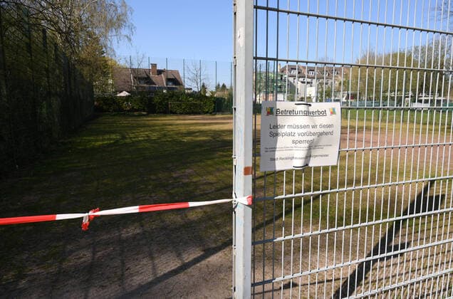 06.04.2020, , Wegen der Corona Epidemie abgesperrter Bolzplatz in Recklinghausen Recklinghausen Nordrhein Westfalen Deutschland