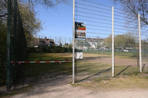 06.04.2020, , Wegen der Corona Epidemie abgesperrter Bolzplatz in Recklinghausen Recklinghausen Nordrhein Westfalen Deutschland