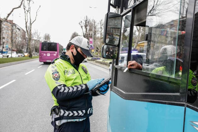 (200407) -- ISTANBUL, April 7, 2020 (Xinhua) -- A policeman checks a bus which people older than 65 are forbidden to take due to the spread of COVID-19 in Istanbul, Turkey, April 6, 2020. In Turkey, the second hardest-hit country in the Middle East, 3,148 new COVID-19 cases were reported on Monday, bringing the total number to 30,217, and the death toll surged to 649. (Xinhua) TURKEY-COVID-19 CASES