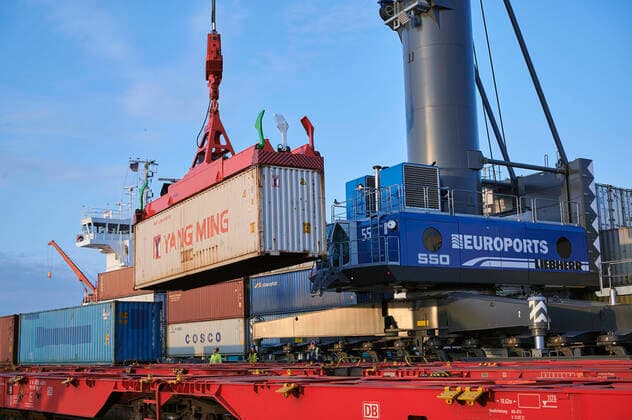 Im Überseehafen Rostock wird am 7. April 2020 das Containerschiff Dornbusch entladen. Damit erreichten die ersten 49 Container mit Industrie- und Medizingütern aus Xi™an in der zentralchinesischen Provinz Shaanxi über den Schienen- und Seeweg der Neuen Seidenstraße den Rostocker Hafen. Die Container reisten auf dem Landweg von China über Kasachstan, Russland, Weißrussland und Litauen bis in den russischen Hafen Kaliningrad, wo sie von der Dornbusch übernommen wurden. Rostock