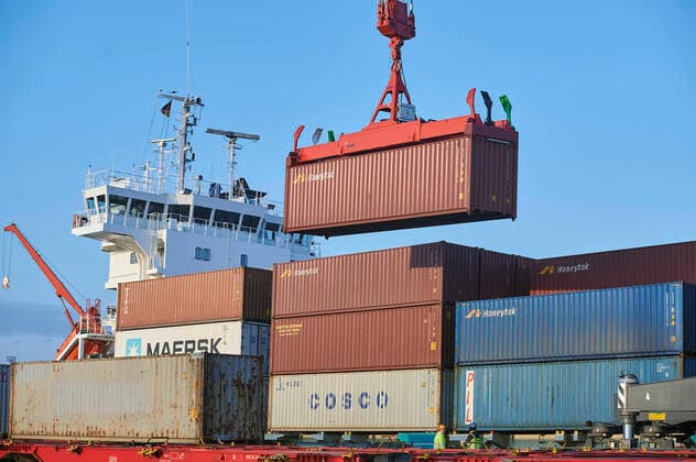 Im Überseehafen Rostock wird am 7. April 2020 das Containerschiff Dornbusch entladen. Damit erreichten die ersten 49 Container mit Industrie- und Medizingütern aus Xi™an in der zentralchinesischen Provinz Shaanxi über den Schienen- und Seeweg der Neuen Seidenstraße den Rostocker Hafen. Die Container reisten auf dem Landweg von China über Kasachstan, Russland, Weißrussland und Litauen bis in den russischen Hafen Kaliningrad, wo sie von der Dornbusch übernommen wurden. Rostock