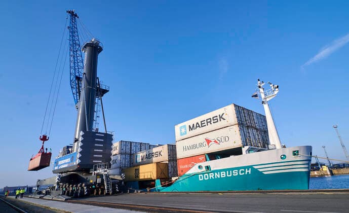 Im Überseehafen Rostock wird am 7. April 2020 das Containerschiff Dornbusch entladen. Damit erreichten die ersten 49 Container mit Industrie- und Medizingütern aus Xi™an in der zentralchinesischen Provinz Shaanxi über den Schienen- und Seeweg der Neuen Seidenstraße den Rostocker Hafen. Die Container reisten auf dem Landweg von China über Kasachstan, Russland, Weißrussland und Litauen bis in den russischen Hafen Kaliningrad, wo sie von der Dornbusch übernommen wurden. Rostock