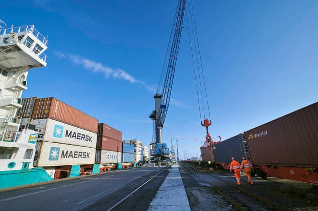 Im Überseehafen Rostock wird am 7. April 2020 das Containerschiff Dornbusch entladen. Damit erreichten die ersten 49 Container mit Industrie- und Medizingütern aus Xi™an in der zentralchinesischen Provinz Shaanxi über den Schienen- und Seeweg der Neuen Seidenstraße den Rostocker Hafen. Die Container reisten auf dem Landweg von China über Kasachstan, Russland, Weißrussland und Litauen bis in den russischen Hafen Kaliningrad, wo sie von der Dornbusch übernommen wurden. Rostock