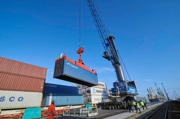 Im Überseehafen Rostock wird am 7. April 2020 das Containerschiff Dornbusch entladen. Damit erreichten die ersten 49 Container mit Industrie- und Medizingütern aus Xi™an in der zentralchinesischen Provinz Shaanxi über den Schienen- und Seeweg der Neuen Seidenstraße den Rostocker Hafen. Die Container reisten auf dem Landweg von China über Kasachstan, Russland, Weißrussland und Litauen bis in den russischen Hafen Kaliningrad, wo sie von der Dornbusch übernommen wurden. Rostock