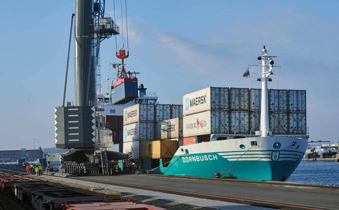 Im Überseehafen Rostock wird am 7. April 2020 das Containerschiff Dornbusch entladen. Damit erreichten die ersten 49 Container mit Industrie- und Medizingütern aus Xi™an in der zentralchinesischen Provinz Shaanxi über den Schienen- und Seeweg der Neuen Seidenstraße den Rostocker Hafen. Die Container reisten auf dem Landweg von China über Kasachstan, Russland, Weißrussland und Litauen bis in den russischen Hafen Kaliningrad, wo sie von der Dornbusch übernommen wurden. Rostock