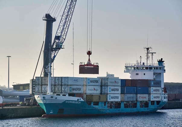 News Bilder des Tages Im Überseehafen Rostock wird am 7. April 2020 das Containerschiff Dornbusch entladen. Damit erreichten die ersten 49 Container mit Industrie- und Medizingütern aus Xi™an in der zentralchinesischen Provinz Shaanxi über den Schienen- und Seeweg der Neuen Seidenstraße den Rostocker Hafen. Die Container reisten auf dem Landweg von China über Kasachstan, Russland, Weißrussland und Litauen bis in den russischen Hafen Kaliningrad, wo sie von der Dornbusch übernommen wurden. Rostock