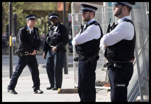 . 07 04 2020. London, United Kingdom. Police on guard outside St.ThomasÕ Hospital in London after Prime Minister Boris Johnson was transferred to the Intensive Care Unit.  xStephenxLockx xi-Imagesx IIM-20995-0003