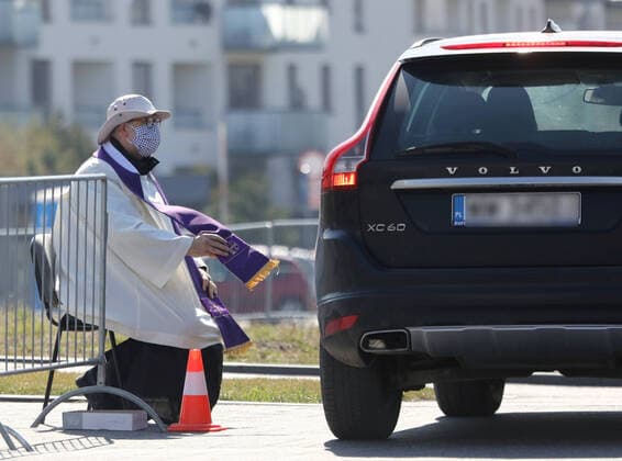 A priest hears confession in the car park outside the Temple of Divine Providence in Warsaw during the coronavirus outbreak A priest hears confession in the car park outside the Temple of Divine Providence during the coronavirus outbreak on April 07, 2020 in Warsaw, Poland EN_01423818_0001 
