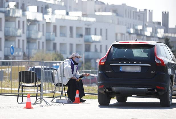 A priest hears confession in the car park outside the Temple of Divine Providence in Warsaw during the coronavirus outbreak A priest hears confession in the car park outside the Temple of Divine Providence during the coronavirus outbreak on April 07, 2020 in Warsaw, Poland EN_01423818_0004 