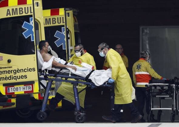 A patient is moved by paramedics upon his arrival at Emegencies ward of Hospital of Bellvitge in Barcelona, Spain, 07 April 2020. Spain faces the 24th consecutive day of mandatory home confinement in a bid to slow down the spread of the pandemic COVID-19 disease caused by the SARS-CoV-2 coronavirus. Coronavirus lockdown !ACHTUNG: NUR REDAKTIONELLE NUTZUNG!  Copyright: xAndreuxDalmaux GRAFCAT4440 20200407-637218627378911969