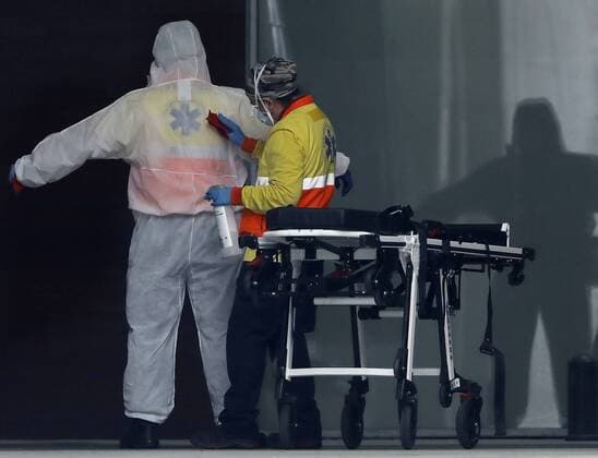 A paramedic (R) disinfects a comrade at the entrance of the Emergencies ward of Hospital of Bellvitge in Barcelona, Spain, 07 April 2020. Spain faces the 24th consecutive day of mandatory home confinement in a bid to slow down the spread of the pandemic COVID-19 disease caused by the SARS-CoV-2 coronavirus. Coronavirus lockdown !ACHTUNG: NUR REDAKTIONELLE NUTZUNG!  Copyright: xAndreuxDalmaux GRAFCAT4443 20200407-637218627988428693