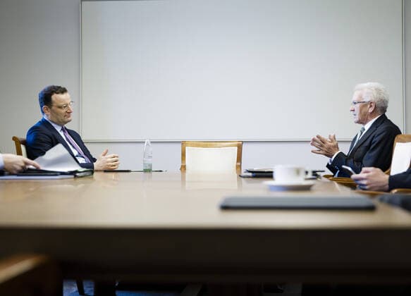 Bundesgesundheitsminister Jens Spahn (CDU, L) und der Ministerpraesident von Baden-Wuerttemberg, Winfried Kretschmann (Buendnis 90 Die Gruenen) im Staatsministerium Baden-Wuerttemberg in Stuttgart am 07.04.2020. Stuttgart Germany