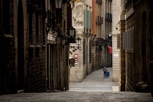 April 7, 2020, Barcelona, Catalonia, Spain: A man goes through the empty streets of the Gothic Quarter of Barcelona on it s way to the supermarket to buy groceries. After four-day fall, daily coronavirus deaths in Spain rise to 743. The total number of fatalities in the country now stands at 13,798, with 140,510 confirmed infections. Barcelona Spain - ZUMAb137 20200407_zap_b137_002 Copyright: xJordixBoixareux