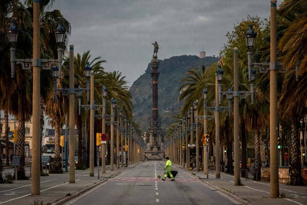 April 7, 2020, Barcelona, Catalonia, Spain: A worker from the cleaning services of the Barcelona city council crosses an empty avenue with the Columbus statue in the background. After four-day fall, daily coronavirus deaths in Spain rise to 743. The total number of fatalities in the country now stands at 13,798, with 140,510 confirmed infections. Barcelona Spain - ZUMAb137 20200407_zap_b137_007 Copyright: xJordixBoixareux