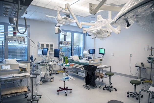 The idea was that the 23 operating rooms in the new building at Karolinska University Hospital in Huddinge would be commissioned this month, but now the hospital has transformed them into temporary intensive care units for covid 19 patients,  Copyright: xBARDELLxANDREAS Aftonbladetx Corona Karolinska Huddinge