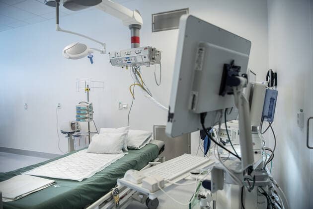The idea was that the 23 operating rooms in the new building at Karolinska University Hospital in Huddinge would be commissioned this month, but now the hospital has transformed them into temporary intensive care units for covid 19 patients,  Copyright: xBARDELLxANDREAS Aftonbladetx Corona Karolinska Huddinge