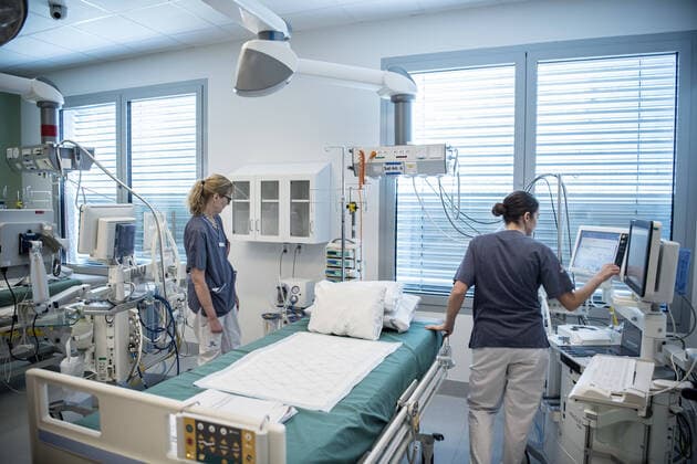 The idea was that the 23 operating rooms in the new building at Karolinska University Hospital in Huddinge would be used this month. But now the hospital has turned them into temporary intensive care units for covid 19 patients. right Huddinge Sweden x2512x,  Copyright: xBARDELLxANDREAS Aftonbladetx Corona Karolinska Huddinge