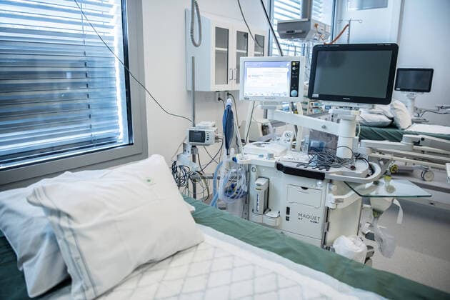 The idea was that the 23 operating rooms in the new building at Karolinska University Hospital in Huddinge would be commissioned this month, but now the hospital has transformed them into temporary intensive care units for covid 19 patients,  Copyright: xBARDELLxANDREAS Aftonbladetx Corona Karolinska Huddinge