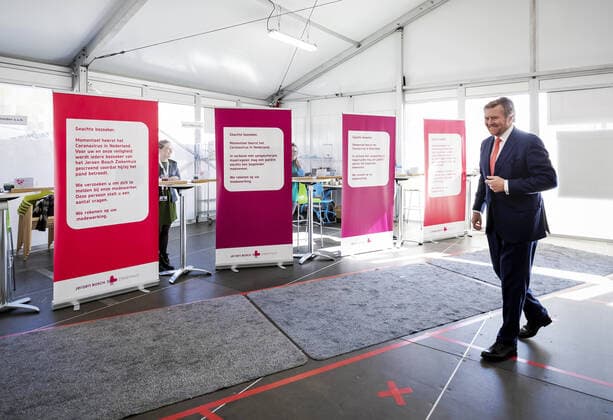 07-04-2020 Den Bosch King Willem-Alexander visited, in the context of combating the coronavirus (COVID-19), the Jeroen Bosch Hospital (JHA) in Den Bosch. King Willem-Alexander spoke about the current situation in the JHA with Piet-Hein Buiting, chairman of the Executive Board, and the JHA staff.  Copyright: xxPPE pool v.d.xWerf v.xLonkhuijx