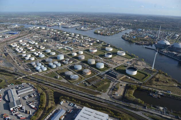 Hamburg der 07.04.2020 (Archivbild) Der Ölkonzern Shell verkauft für den Bau der Hafenautobahn A26-Ost sein Tanklager in Hamburg-Harburg. Damit ist ein weiteres Hindernis für die Trasse zwischen Moorburg und Wilhelmsburg aus dem Weg. Den größten Teil des rund 50 Hektar großen Areals kauft die Hafenverwaltung HPA. Künftig soll das Gelände als Industriefläche genutzt werden. Mit dem Bund gibt es nach Angaben einer Sprecherin der Wirtschaftsbehörde eine Vereinbarung, dass im Bereich der Hohen Schaar die A26 gebaut werden kann. Über den Kaufpreis haben Stadt und Shell Stillschweigen vereinbart. A26: Öl-Konzern Shell verkauft Tanklager an der Hohen Schaar., Hamburg-Wilhelmsburg Hamburg Deutschland