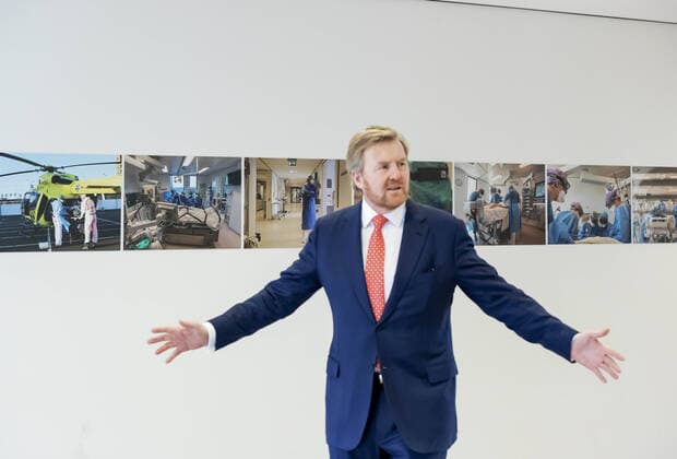 Bilder des Jahres 2020, Entertainment 04 April Entertainment Themen der Woche KW15 07-04-2020 Den Bosch King Willem-Alexander visited, in the context of combating the coronavirus (COVID-19), the Jeroen Bosch Hospital (JHA) in Den Bosch. King Willem-Alexander spoke about the current situation in the JHA with Piet-Hein Buiting, chairman of the Executive Board, and the JHA staff.  Copyright: xxPPE pool v.d.xWerf v.xLonkhuijx