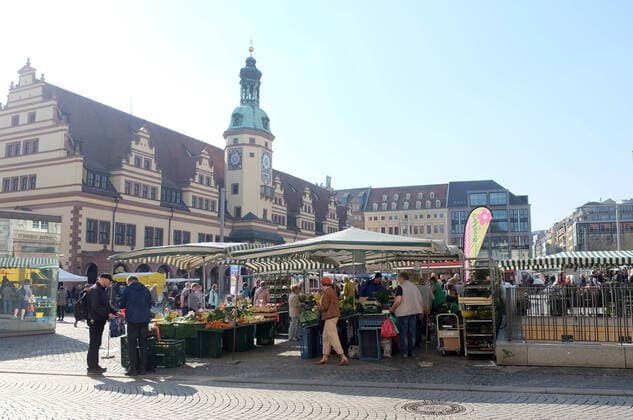 Leipzig, 07.04.2020, Innenstadt Leipzig, Dienstag Vormittag. , Maßnahmen gegen die Ausbreitung des Corona-Virus. Die regionalen Märkte dürfen trotz Schließung von Einzelhandel und öffentlichen Einrichtungen wieder stattfinden. , Im Bild: Markttag auf dem leipziger Marktpklatz vor dem alten Rathaus. ,
