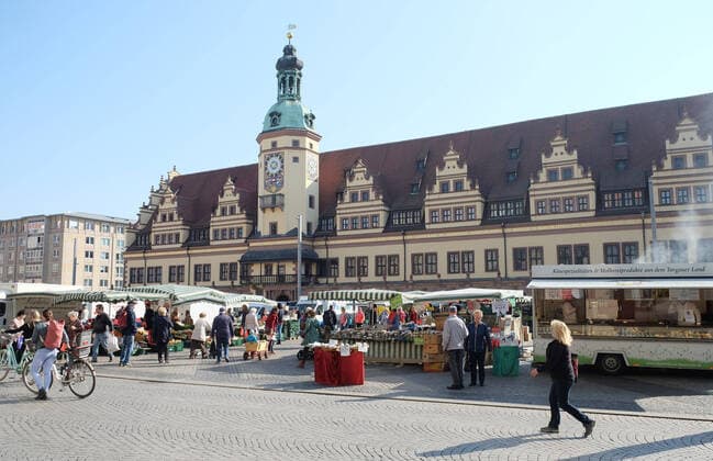 Leipzig, 07.04.2020, Innenstadt Leipzig, Dienstag Vormittag. , Maßnahmen gegen die Ausbreitung des Corona-Virus. Die regionalen Märkte dürfen trotz Schließung von Einzelhandel und öffentlichen Einrichtungen wieder stattfinden. , Im Bild: Markttag auf dem leipziger Marktpklatz vor dem alten Rathaus. ,