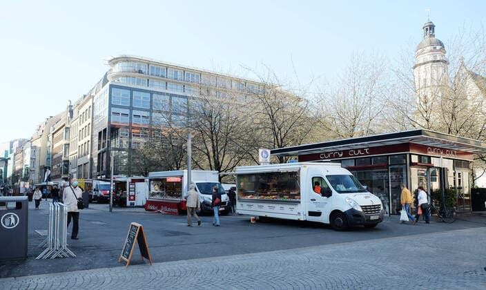 Leipzig, 07.04.2020, Innenstadt Leipzig, Dienstag Vormittag. , Maßnahmen gegen die Ausbreitung des Corona-Virus. Die regionalen Märkte dürfen trotz Schließung von Einzelhandel und öffentlichen Einrichtungen wieder stattfinden. , Im Bild: Markttag. Ein Teil der Stände wich auf die Petersstraße aus. ,