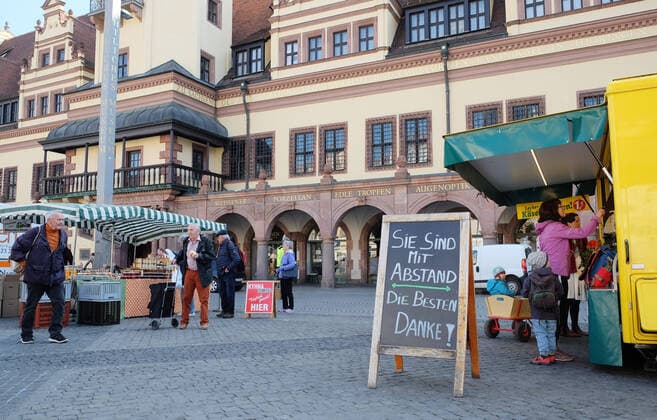 Leipzig, 07.04.2020, Innenstadt Leipzig, Dienstag Vormittag. , Maßnahmen gegen die Ausbreitung des Corona-Virus. Die regionalen Märkte dürfen trotz Schließung von Einzelhandel und öffentlichen Einrichtungen wieder stattfinden. , Im Bild: Markttag auf dem leipziger Marktpklatz vor dem alten Rathaus. ,