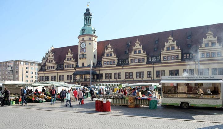 Leipzig, 07.04.2020, Innenstadt Leipzig, Dienstag Vormittag. , Maßnahmen gegen die Ausbreitung des Corona-Virus. Die regionalen Märkte dürfen trotz Schließung von Einzelhandel und öffentlichen Einrichtungen wieder stattfinden. , Im Bild: Markttag auf dem leipziger Marktpklatz vor dem alten Rathaus. ,