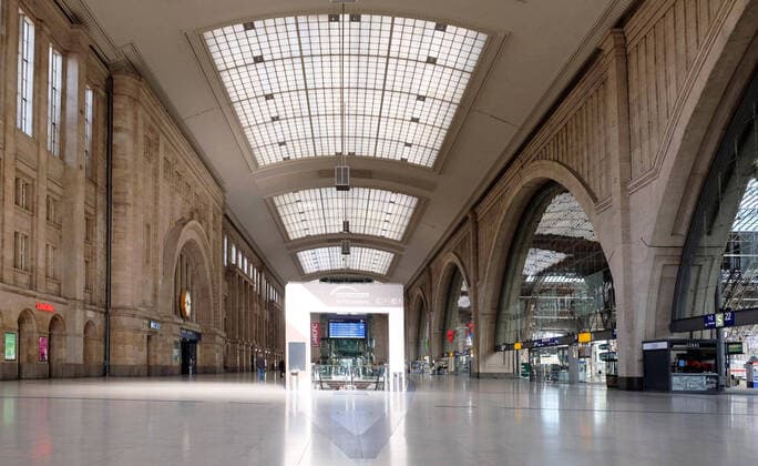 Leipzig, 07.04.2020, Hauptbahnhof, Dienstag Vormittag. , Maßnahmen gegen die Ausbreitung des Corona-Virus. Im Bild: Querbahnsteig. Menschenleerer Bahnhof nach Einschränkungen des Reiseverkehrs und Schließung von Einzelhandel und öffentlichen Einrichtungen. ,
